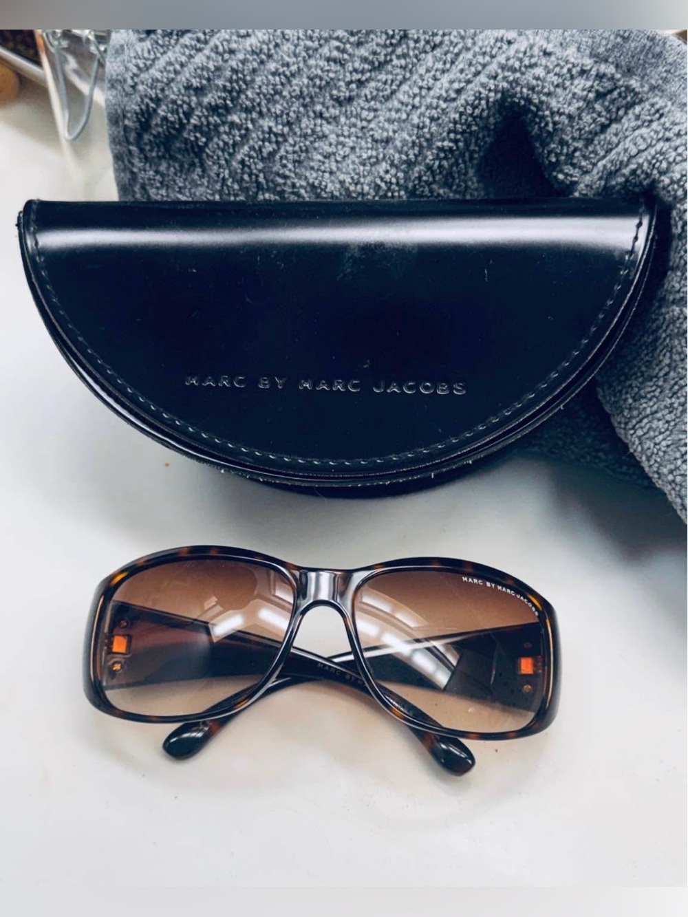 Marc by Marc Jacobs Women's Brown Gradient Sunglasses. Tortious Shell